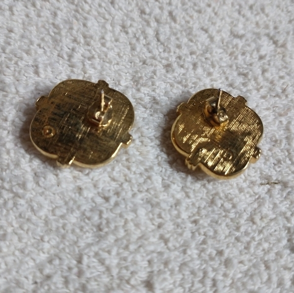 Goldtone pink faux pearl 🦪 post earrings - Picture 2 of 3